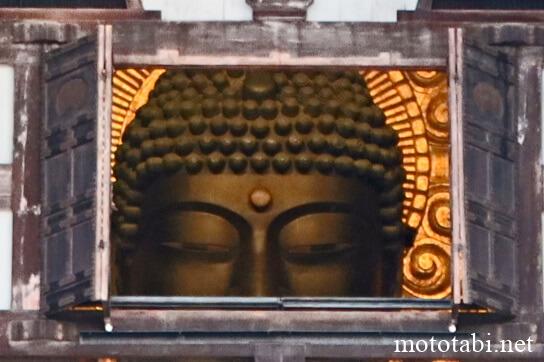 東大寺大仏殿・元旦は盧舎那(るしゃな)仏様のお顔が観相窓から拝観できる