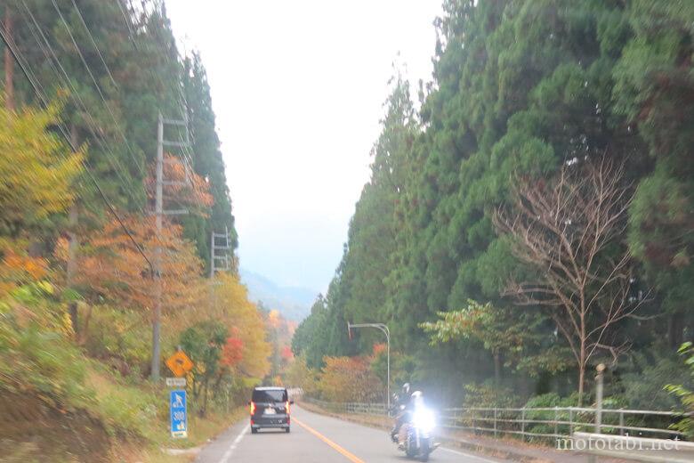 ライダーの聖地せせらぎ街道を走るバイク