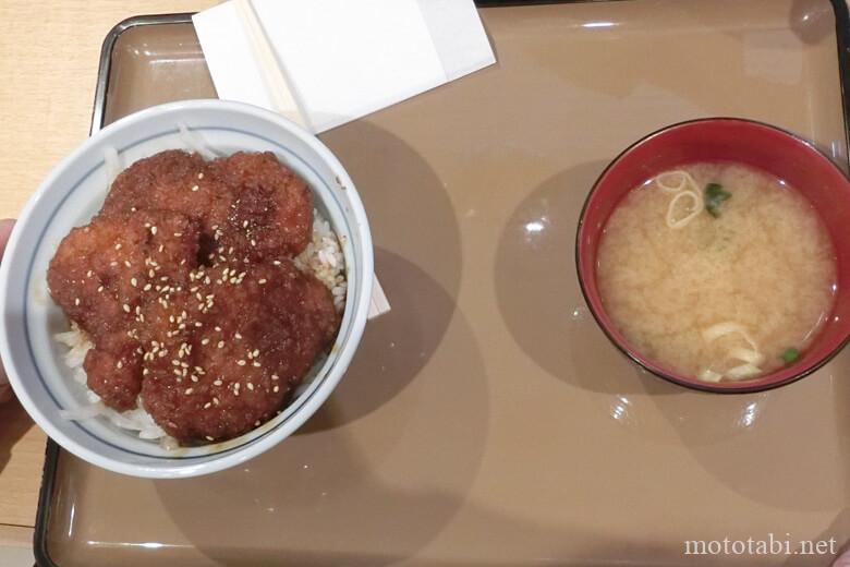 玉子丸どんぶり処で昼食・赤赤鶏のソースかつ丼・800円